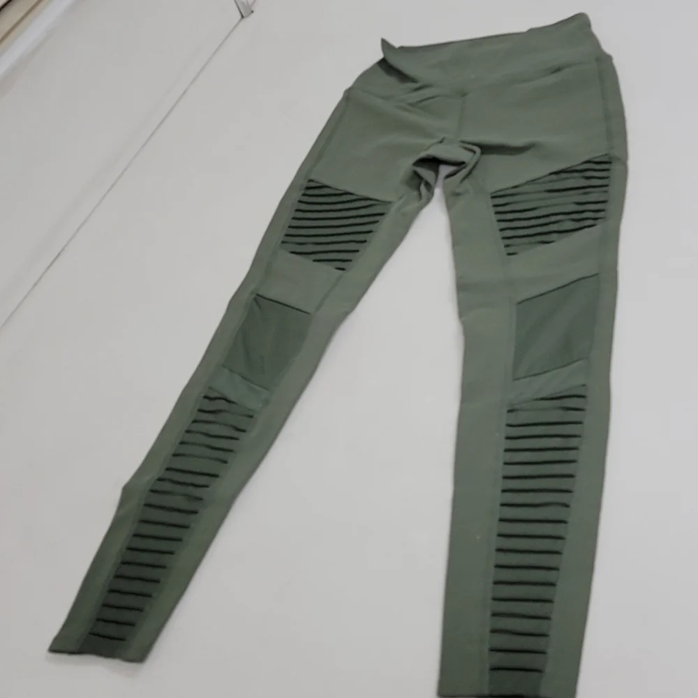 Alo Yoga High Waist Moto Legging Jungle M (one small hole) - Picture 3 of 11